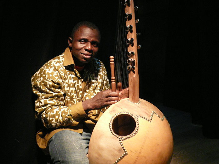 Flatié Dembélé, artiste griot du Burkina-Faso, musicien et chanteur